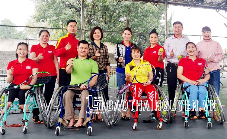 Đại diện Hội Liên hiệp Phụ nữ TP. Thái Nguyên động viên, tài trợ cho các VĐV khuyết tật tham dự giải đấu.