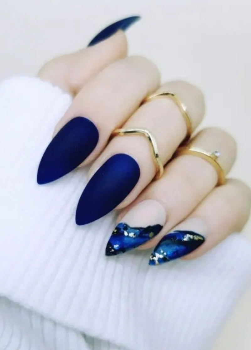 💅🏼Oăn Nails & Eyelash Beauty on Instagram: “Màu xanh đen trắng tayy dã  mann 🤩🤩 ➖➖➖➖➖➖➖ 🌸Oăn Nails Beauty - We make you sat… | Móng tay, Móng  chân, Ý tưởng móng