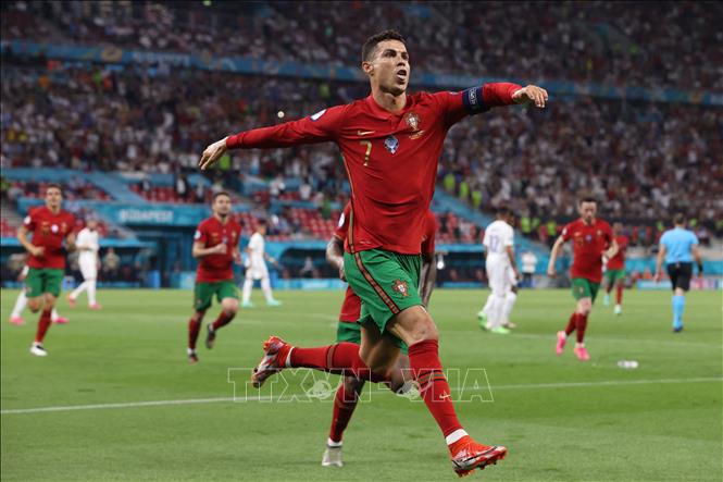 Ronaldo và đội tuyển Bồ Đào Nha: Với đội tuyển Bồ Đào Nha vô địch World Cup 2022, ngôi sao Cristiano Ronaldo đã trở thành người hùng vô đối của cả đất nước. Những hình ảnh của anh và đội bóng được các fan hâm mộ cảm nhận được không khí vui tươi và hạnh phúc tràn ngập sân cỏ. Đừng bỏ lỡ cơ hội xem những khoảnh khắc đẹp nhất của Ronaldo và đội tuyển Bồ Đào Nha trên sân.