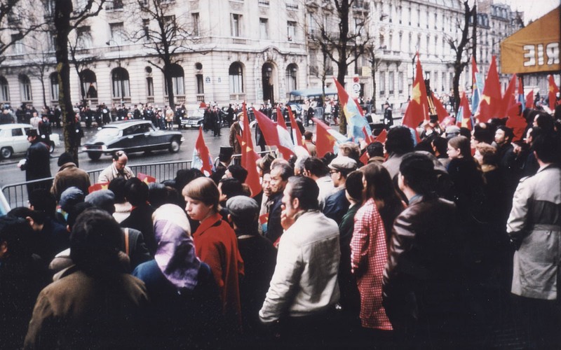 Việt kiều cùng bạn bè Pháp vẫy cờ trên đường phố chung quanh Trung tâm Hội nghị quốc tế Kléber vào ngày ký kết Hiệp định Paris. (Ảnh: Lê Tấn Xuân)