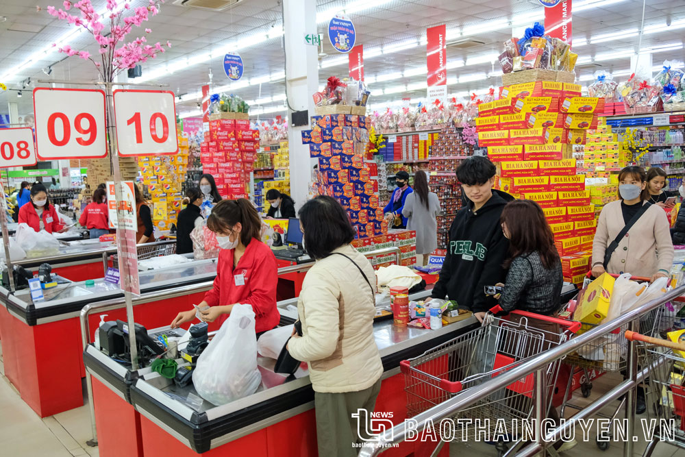 Người dân mua sắm hàng hóa Tết tại siêu thị Go! Thái Nguyên.
