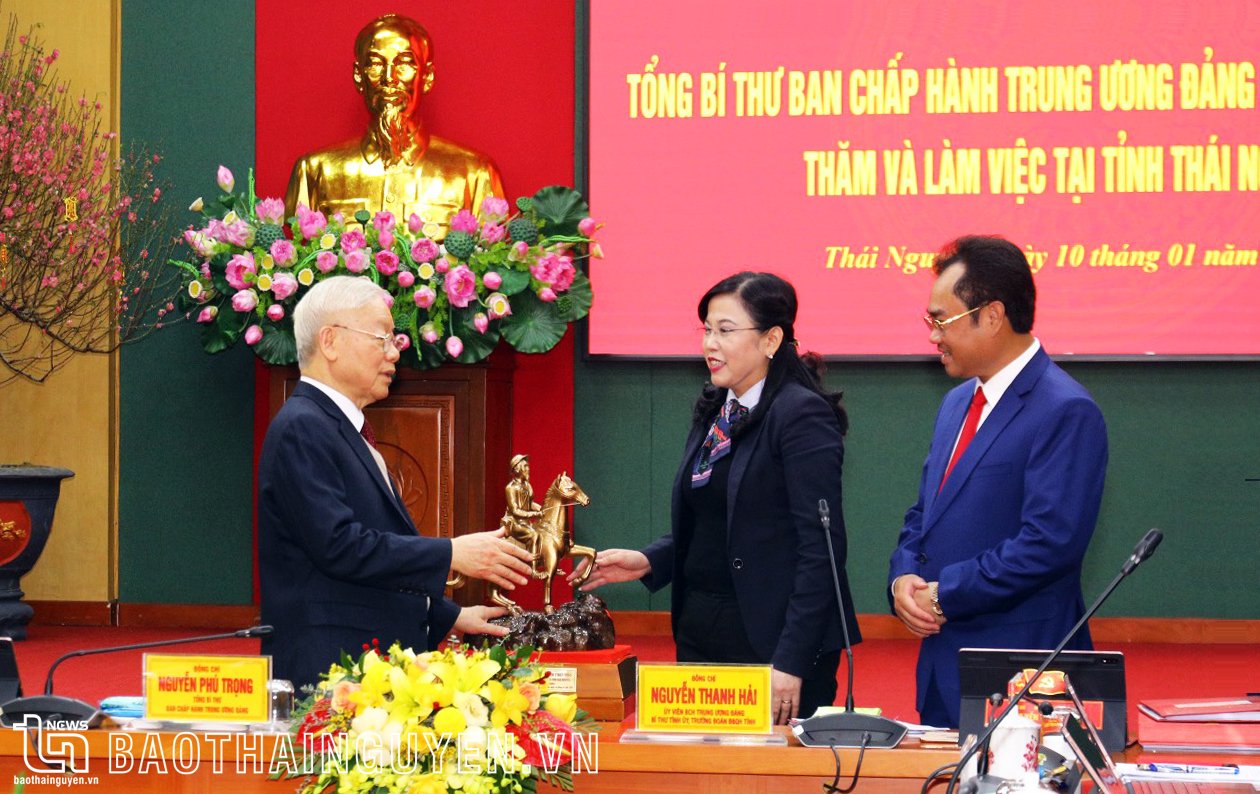 Các đồng chí lãnh đạo tỉnh tặng quà Tổng Bí thư Nguyễn Phú Trọng.