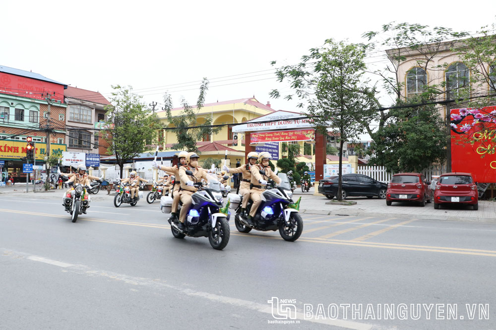 Lực lượng Cảnh sát giao thông diễu hành tuyên truyền đợt ra quân hưởng ứng Năm ATGT 2023 và cao điểm bảo đảm trật tự ATGT Tết Nguyên đán Quý Mão, lễ hội Xuân năm 2023.