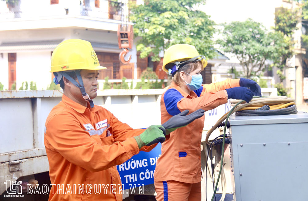 Công nhân PC Thái Nguyên kiểm tra hệ thống lưới điện ngoài hiện trường.