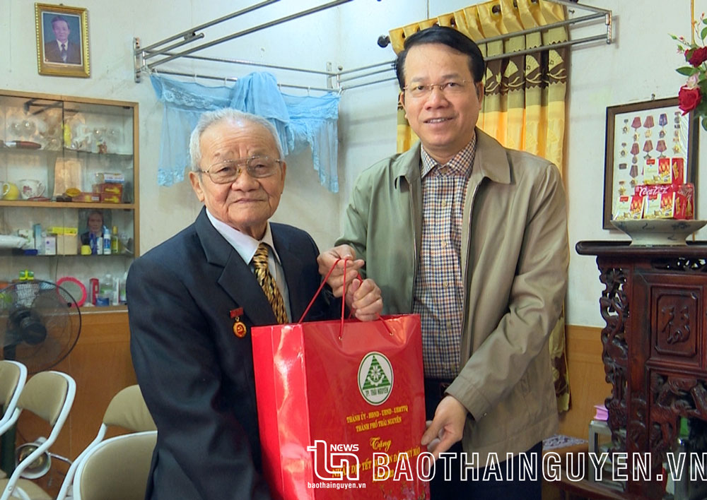 Đồng chí Dương Văn Lượng, Bí thư Thành ủy Thái Nguyên, tặng quà gia đình chính sách tại phường Tân Thịnh.