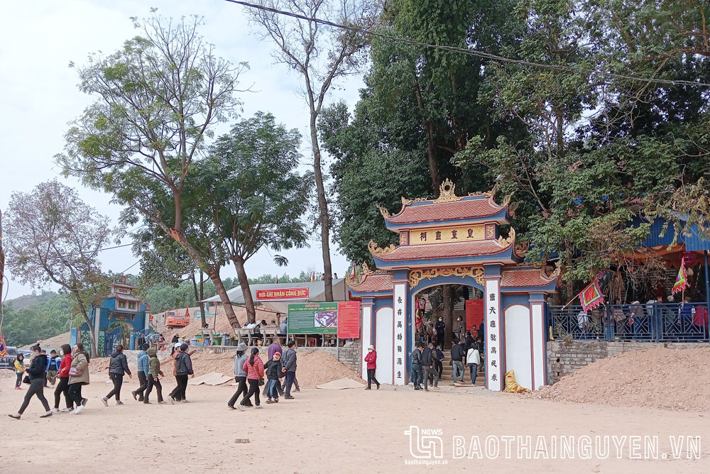 Rất đông du khách đến đền Đá Thiên dịp đầu năm mới.