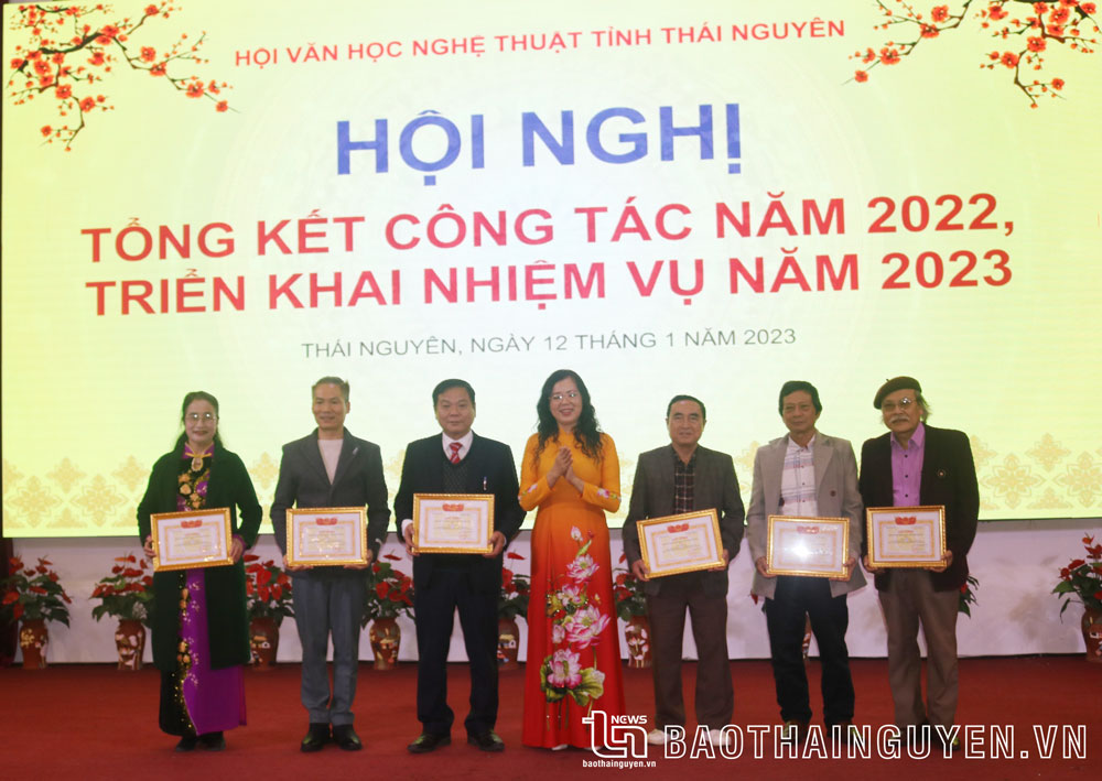 Lãnh đạo Hội Văn học Nghệ thuật tỉnh trao Giấy khen cho các tập thể có thành tích xuất sắc trong công tác hội năm 2022.