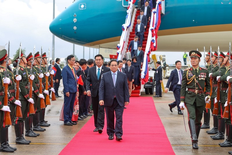 Lễ đón Thủ tướng Phạm Minh Chính tại sân bay quốc tế Wattay, thủ đô Viêng Chăn.