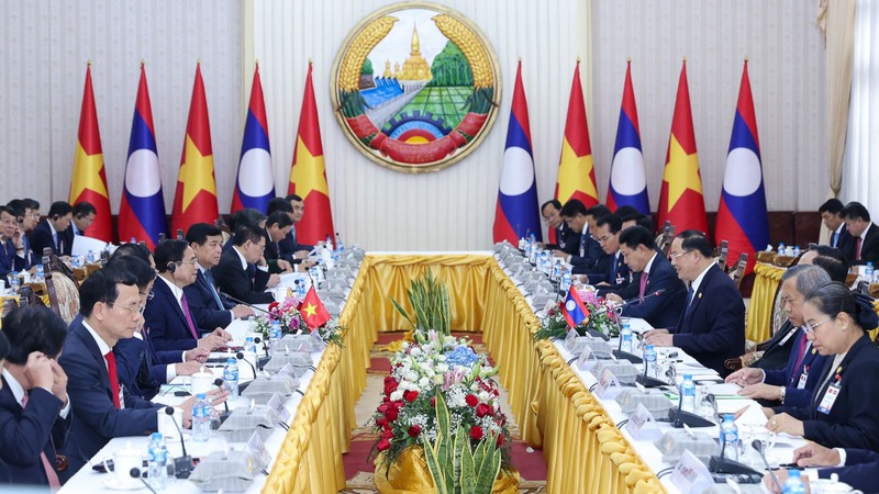 Quang cảnh cuộc hội đàm giữa Thủ tướng Phạm Minh Chính và Thủ tướng Sonexay Siphandone.