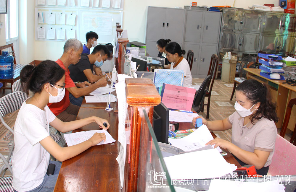 Công chức Bộ phận Một cửa xã Huống Thượng (TP. Thái Nguyên) giải quyết thủ tục hành chính cho người dân.