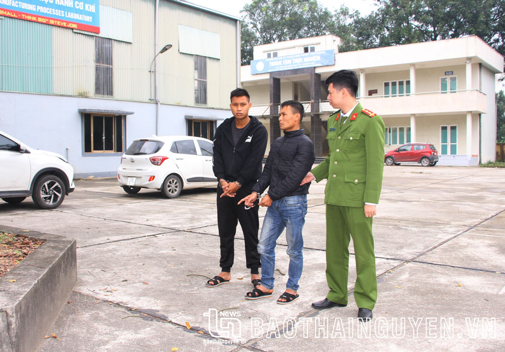Nguyễn Xuân Tiến và Vũ Đình Biên tại hiện trường vụ trộm cắp xe máy tại phường Tích Lương, TP. Thái Nguyên.
