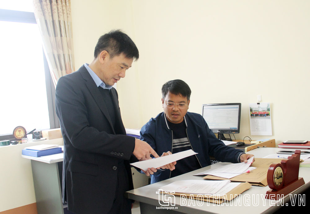 Lãnh đạo, chuyên viên UBKT Huyện ủy Định Hóa nghiên cứu hồ sơ, trao đổi nghiệp vụ.