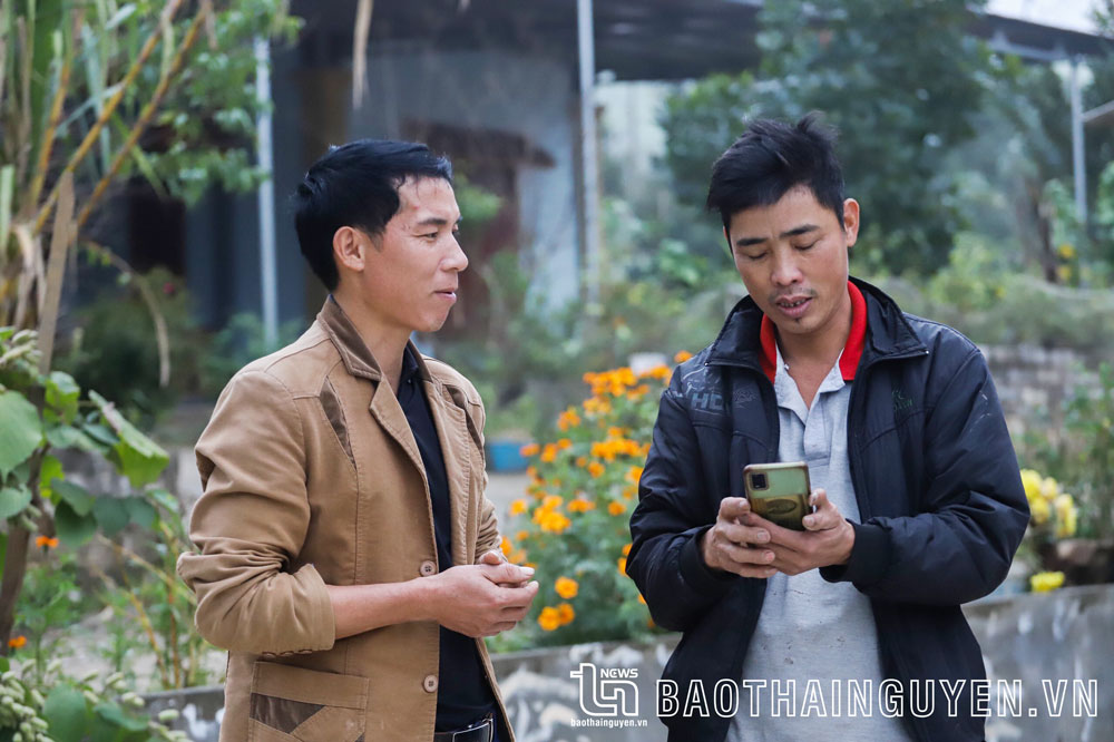 Người dân xóm Đông Thắng (xã Bình Long, Võ Nhai) chia sẻ kỹ năng sử dụng dịch vụ công trực tuyến trên Internet di động 4G.