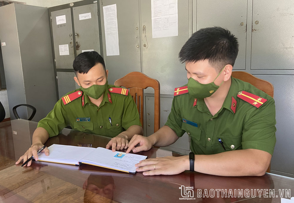 Công an xã Phú Thịnh lập danh sách quản lý chặt chẽ các đối tượng nghiện ma túy trên địa bàn.
