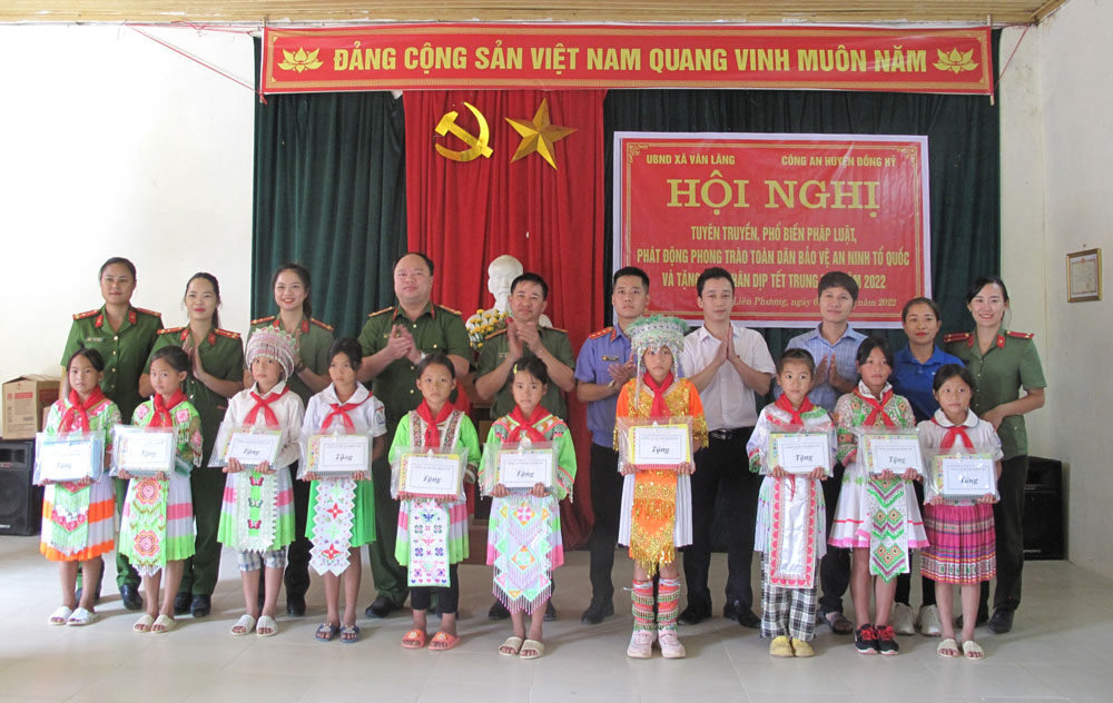 Cùng với công tác tuyên truyền, phổ biến, giáo dục pháp luật cho bà con dân tộc Mông ở xóm Liên Phương, xã Văn Lăng (Đồng Hỷ), Công an huyện Đồng Hỷ đã tổ chức tặng quà cho học sinh và 100% hộ dân ở xóm.