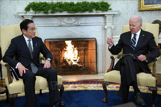 Tổng thống Mỹ Joe Biden (phải) và Thủ tướng Nhật Bản Fumio Kishida tại cuộc gặp ở Washington, DC ngày 13/1. Ảnh: AFP/TTXVN