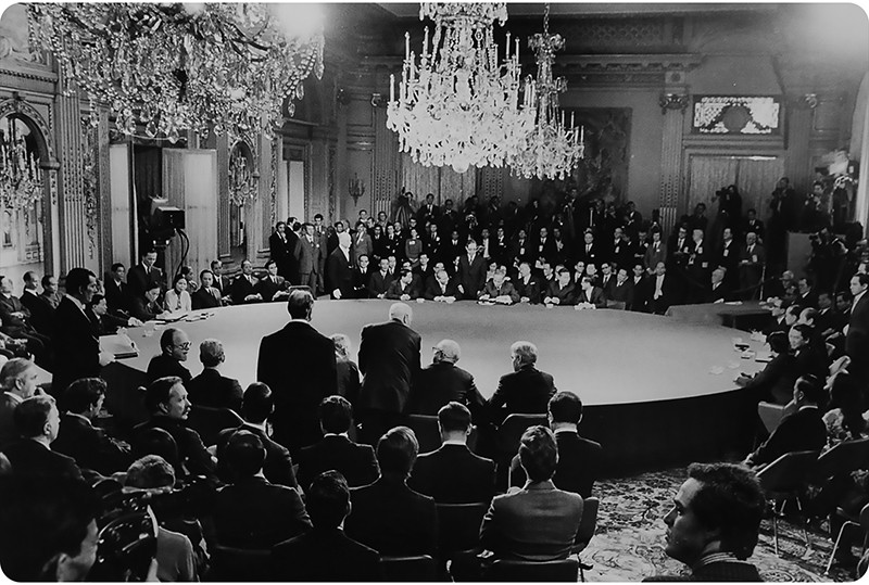 Quang cảnh Lễ ký kết chính thức Hiệp định Paris ngày 27/1/1973 tại Trung tâm Hội nghị quốc tế Kléber, ở Paris, Pháp. (Ảnh tư liệu: Trung tâm Lưu trữ quốc gia III, Ban Tuyên giáo Trung ương, Bộ Ngoại giao)