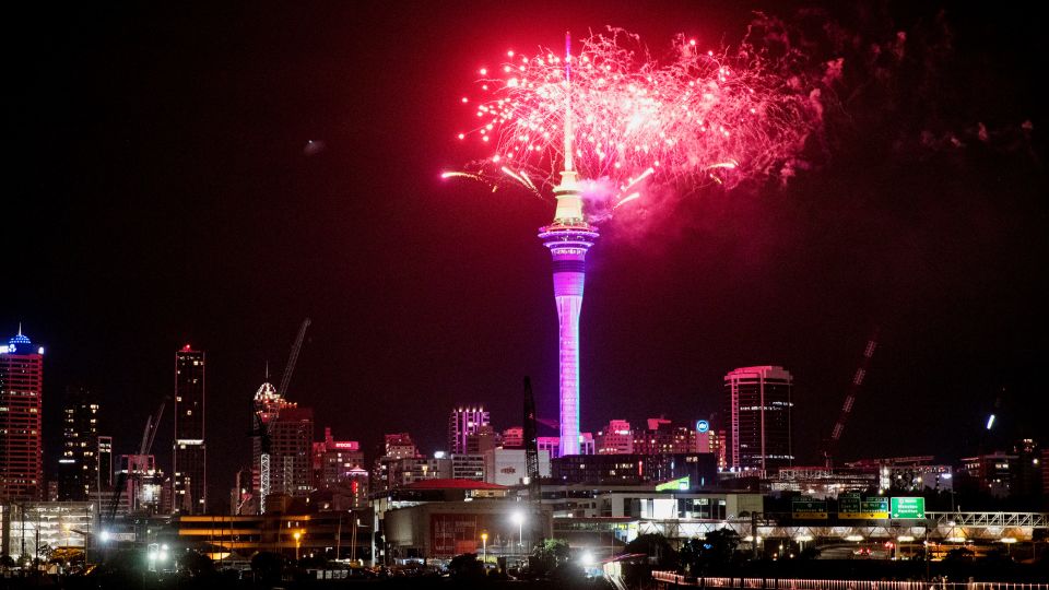 Pháo hoa chào mừng năm mới 2023 ở Tháp Sky, tại Auckland New Zealand. Ảnh: AP