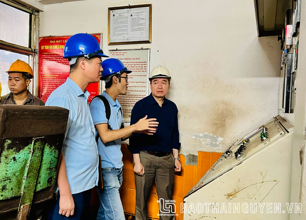 Đại diện Tổng Cục Đo lường và cán bộ Sở KH&CN hướng dẫn kỹ thuật đo lường tại Nhà máy Cán thép Lưu Xá - Công ty CP Gang thép Thái Nguyên.