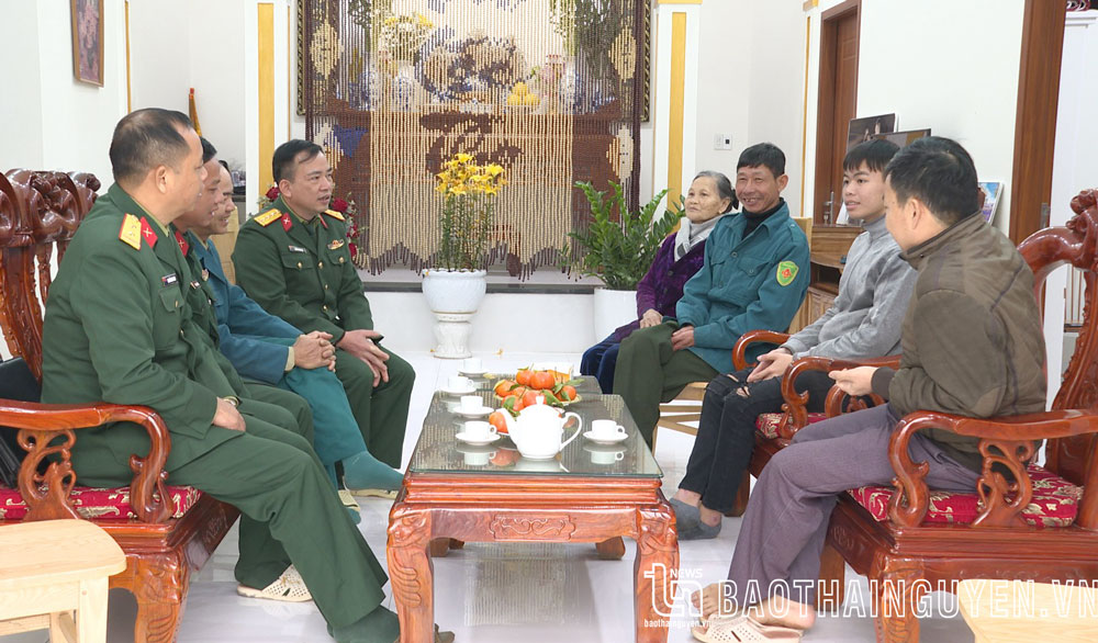 Cán bộ quân sự địa phương đến thăm hỏi, động viên gia đình ông Nguyễn Trung Tuyên, xóm Giang Tân, thị trấn Giang Tiên, Phú Lương.