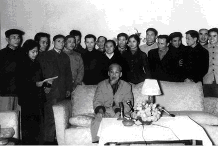 Bác Hồ và cán bộ công nhân viên Văn phòng Phủ Chủ tịch nghe nghệ sĩ Trần Thị Tuyết ngâm thơ nhân dịp Tết Nguyên đán năm 1963. Ảnh: Tư liệu