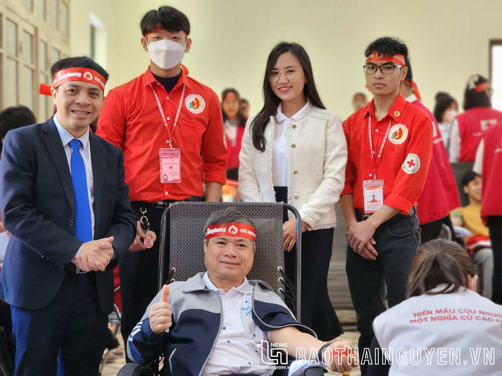 PGS-TS Nguyễn Thanh Vân, Phó Giám đốc Đại học Thái Nguyên, tham gia hiến máu tình nguyện tại chương trình Chủ nhật Đỏ do Trường Đại học Kỹ thuật công nghiệp tổ chức.