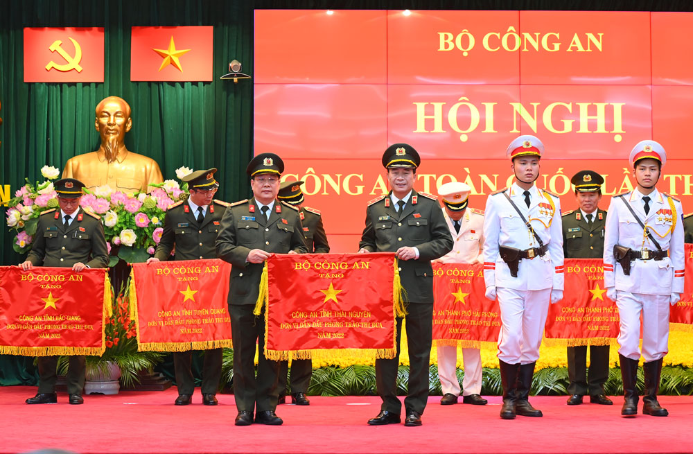 Trung tướng Lê Quốc Hùng, Thứ trưởng Bộ Công an, trao Cờ thi đua của Bộ Công an cho Công an tỉnh Thái Nguyên vì có thành tích xuất sắc trong phong trào thi đua “Vì an ninh Tổ quốc”.
