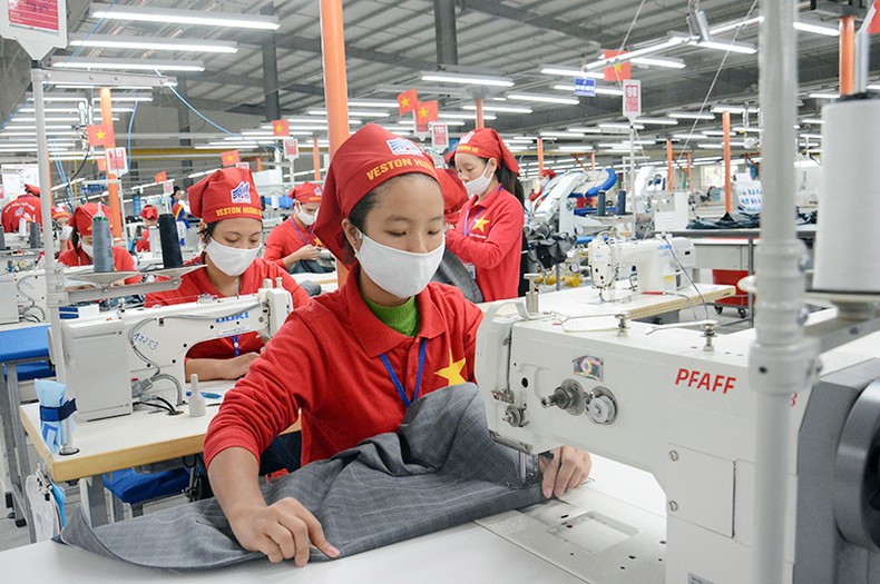 โรงงานเสื้อกั๊กส่งออกที่ Hung Ha Garment Company (Garment 10 Corporation)