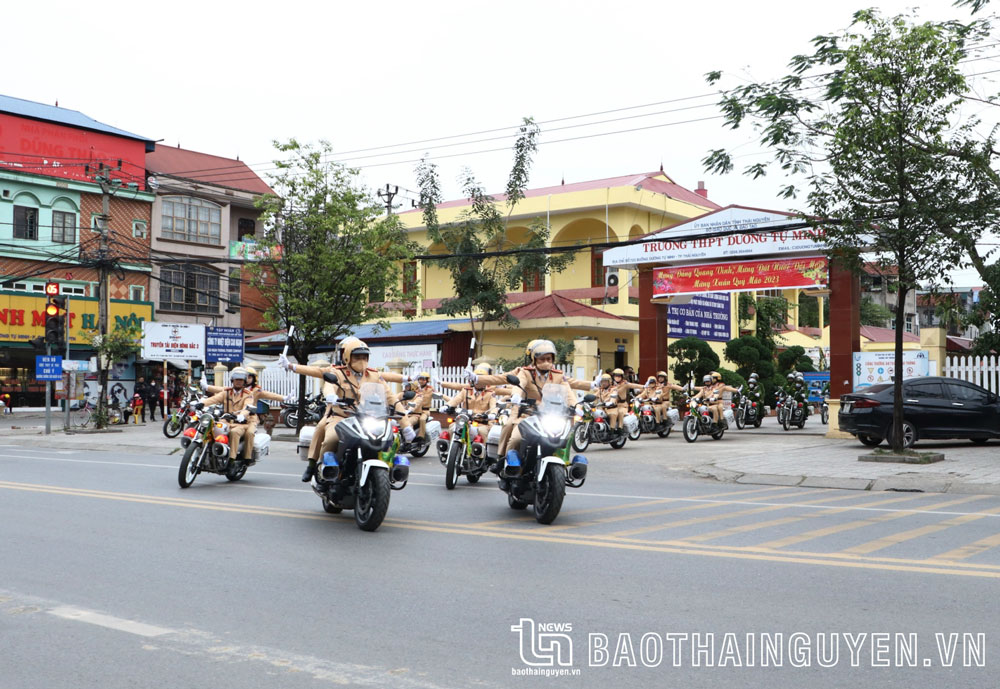 Ngay sau Lễ phát động, các lực lượng của Công an tỉnh và Ban An toàn giao thông tỉnh tổ chức diễu hành tuyên truyền trên các trục đường chính của TP. Thái Nguyên.