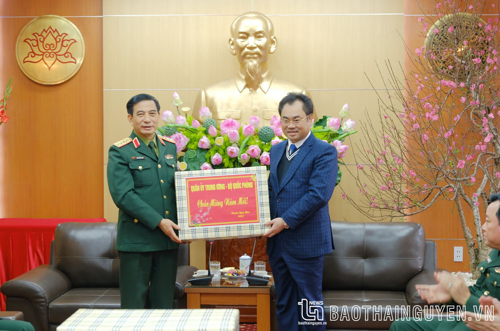 Đại tướng Phan Văn Giang trao quà Tết tặng Đảng bộ, chính quyền và Nhân dân các dân tộc tỉnh Thái Nguyên.