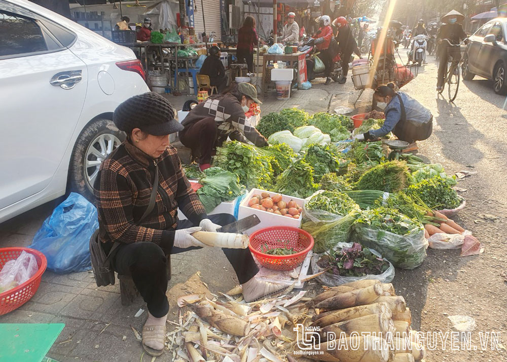 Từ ngày mùng 2 Tết, nhiều hàng hóa đã được bày bán tại các chợ truyền thống, siêu thị, trung tâm thương mại trên địa bàn TP. Thái Nguyên.