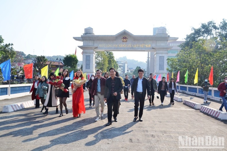 Đoàn công tác của Lào Cai qua cầu Hồ Kiều chào đón Đoàn công tác và du khách Trung Quốc nhập cảnh vào Việt Nam.