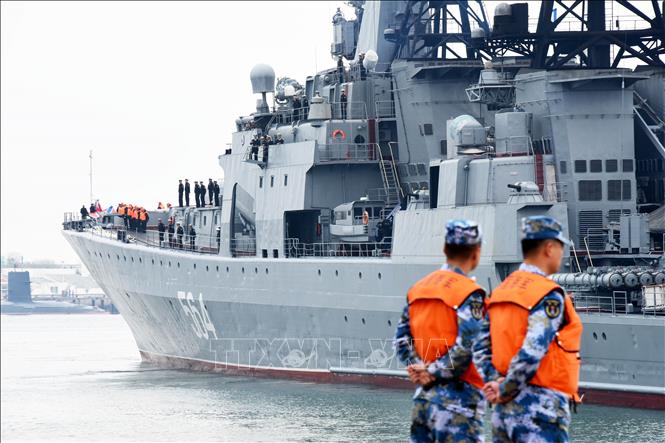 Một tàu của hải quân Nga tới Thanh Đảo, tỉnh Sơn Đông (Trung Quốc) tham gia cuộc tập trận chung Joint Sea-2019 ngày 29/4/2019. Ảnh: THX/TTXVN