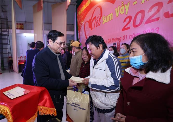 Thủ tướng Phạm Minh Chính tặng quà cho công nhân, người lao động.