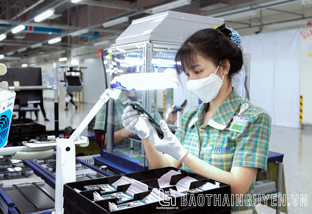 Trong năm 2022, chỉ số SXCN thuộc nhóm ngành công nghiệp chế biến, chế tạo tăng 11,2% so với cùng kỳ. Kết quả này là động lực để các đơn vị tiếp tục phấn đấu đạt mục tiêu tăng trưởng trong năm 2023. Trong ảnh: Sản xuất điện thoại thông minh tại Công ty TNHH Samsung Electronics Việt Nam Thái Nguyên. Ảnh CTV