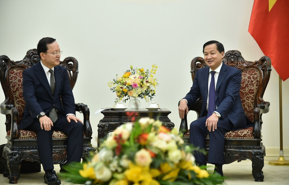 Đồng chí Lê Minh Khái, Bí thư Trung ương Đảng, Phó Thủ tướng Chính phủ, tiếp ông Park Hark Kyu, Tổng Giám đốc Tập đoàn Samsung Electronics.