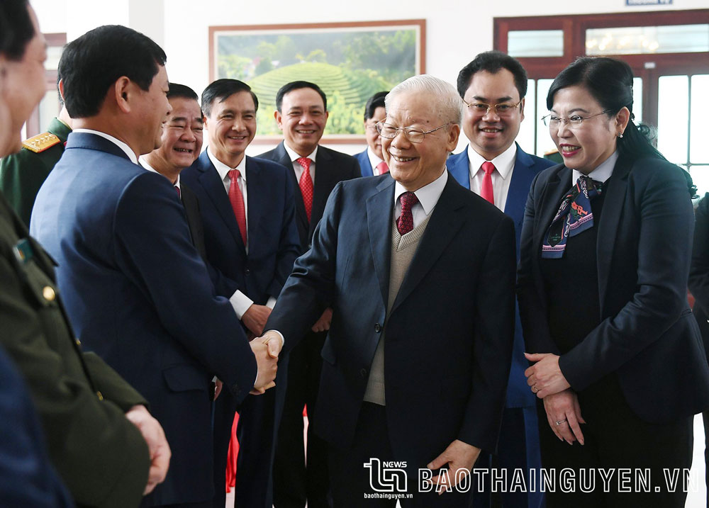 Tổng Bí thư Nguyễn Phú Trọng với các đồng chí lãnh đạo tỉnh Thái Nguyên.
