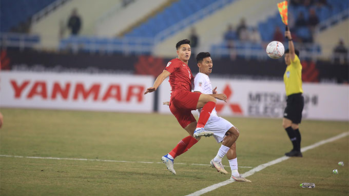 Pha tranh bóng giữa các cầu thủ đội tuyển Việt Nam và các cầu thủ Myanmar (áo trắng).