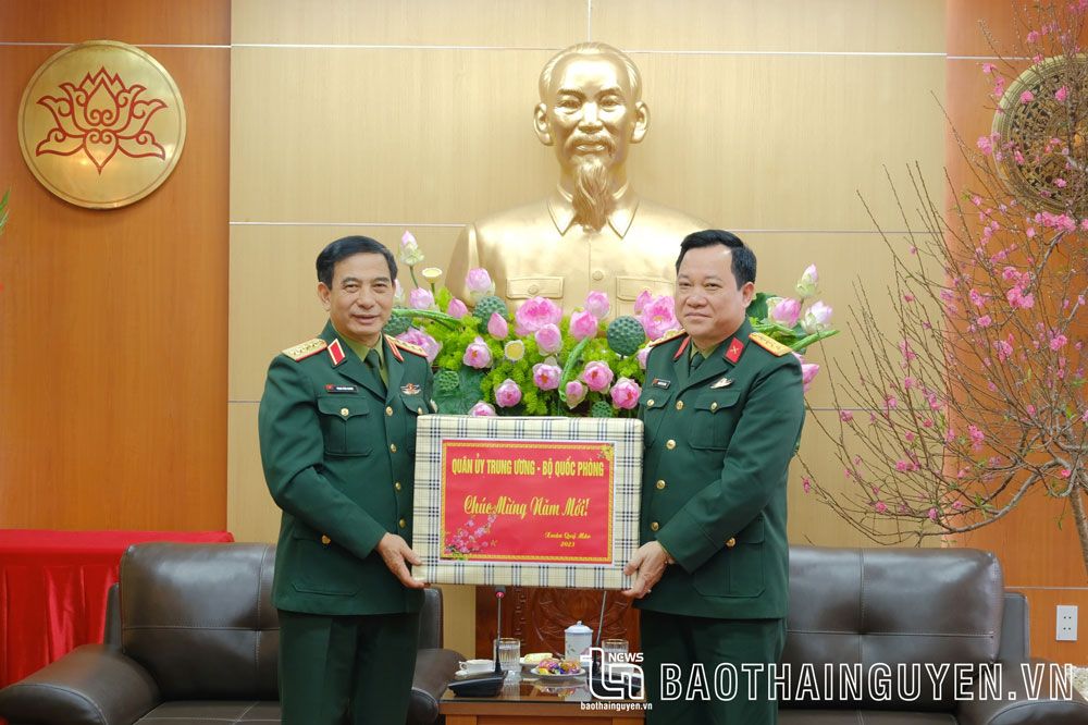 Đại tướng Phan Văn Giang trao quà Tết của Đảng ủy Quân ủy Trung ương, Bộ Quốc phòng cho cán bộ, chiến sĩ Bộ Chỉ huy Quân sự tỉnh Thái Nguyên.