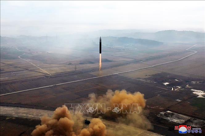 Một vụ phóng thử tên lửa tên lửa đạn đạo liên lục địa (ICBM) Hwasong Gun 17 của Triều Tiên ngày 18/11/2022. Ảnh: AFP/TTXVN