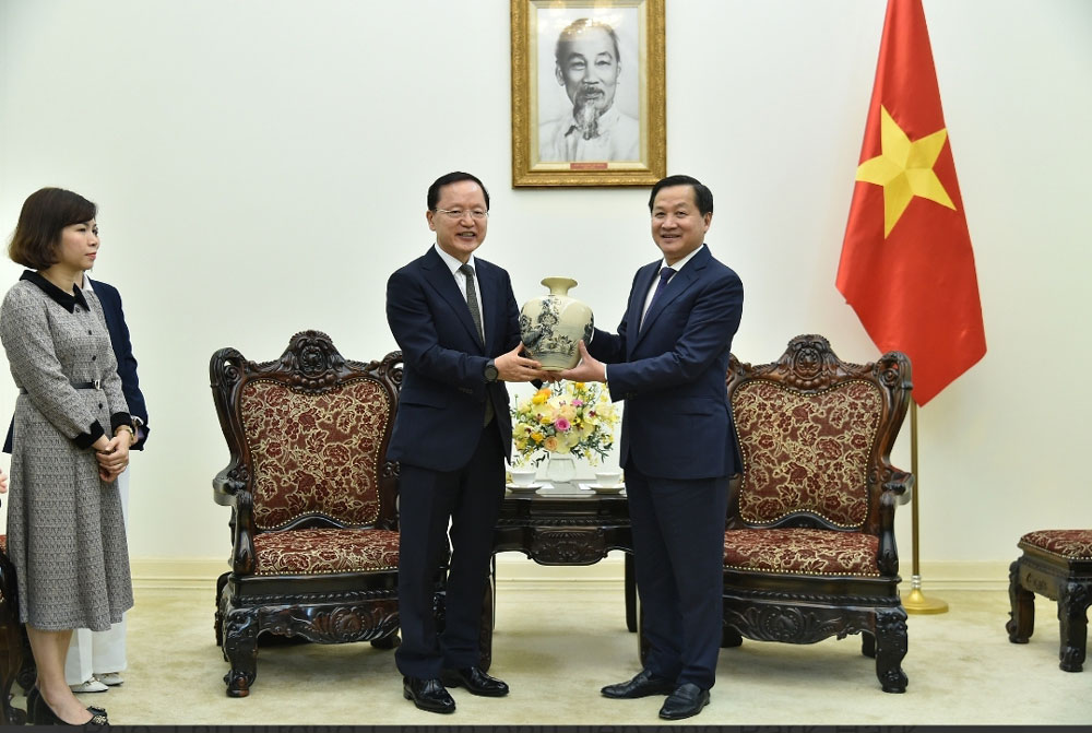 Phó Thủ tướng Lê Minh Khái tặng quà lưu niệm cho Tổng Giám đốc Samsung Electronics Park Hark Kyu.