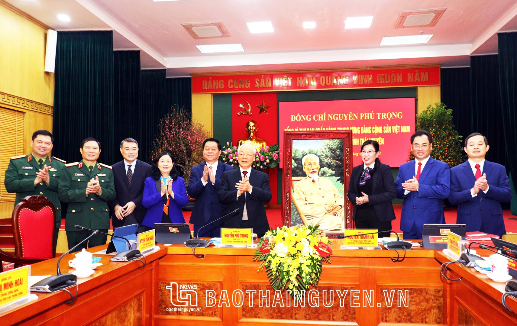 Tổng Bí thư Nguyễn Phú Trọng tặng quà lưu niệm cho tập thể lãnh đạo tỉnh Thái Nguyên.