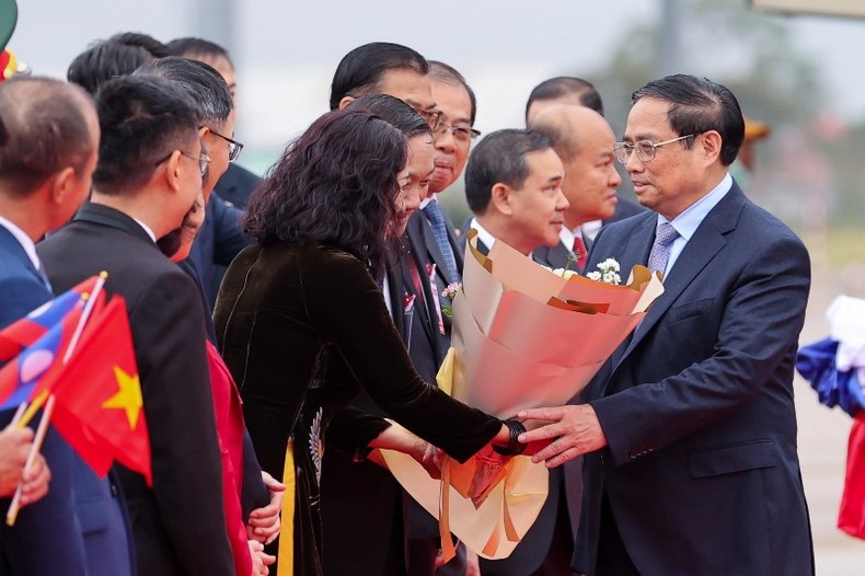 Cán bộ, nhân viên Đại sứ quán và đại diện kiều bào Việt Nam tại Lào đón Thủ tướng Phạm Minh Chính và Đoàn đại biểu cấp cao Việt Nam.