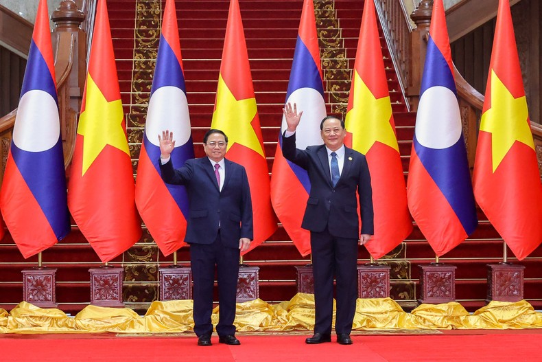 Thủ tướng Phạm Minh Chính và Thủ tướng Sonexay Siphandone trước khi vào hội đàm.