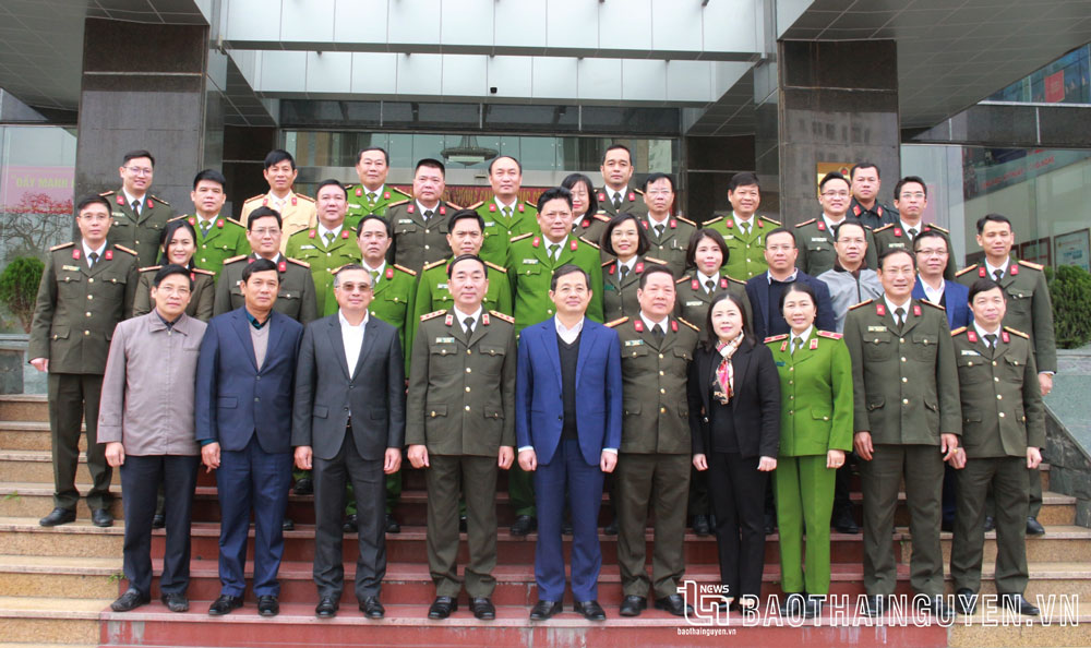 Đoàn công tác của Bộ Công an chụp ảnh lưu niệm với các đồng chí lãnh đạo tỉnh.