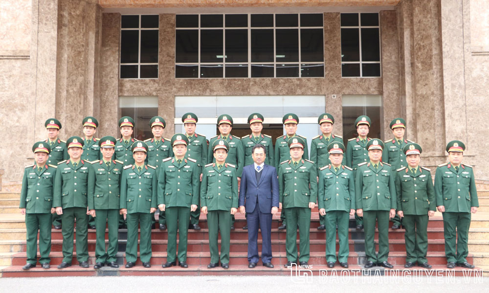 Đại tướng Phan Văn Giang và đồng chí Chủ tịch UBND tỉnh Thái Nguyên Trịnh Việt Hùng chụp ảnh lưu niệm với cán bộ, chiến sĩ Quân khu 1.