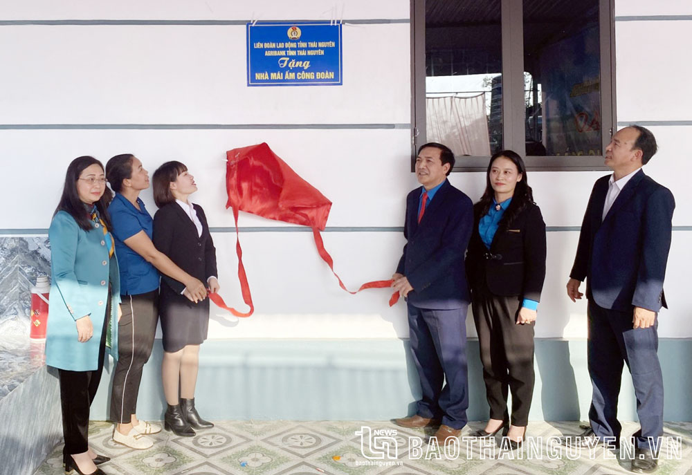 Liên đoàn Lao động tỉnh tổ chức khánh thành nhà “Mái ấm công đoàn” cho đoàn viên Nông Thị Huyền Nga, Trường Tiểu học Yên Ninh (Phú Lương).