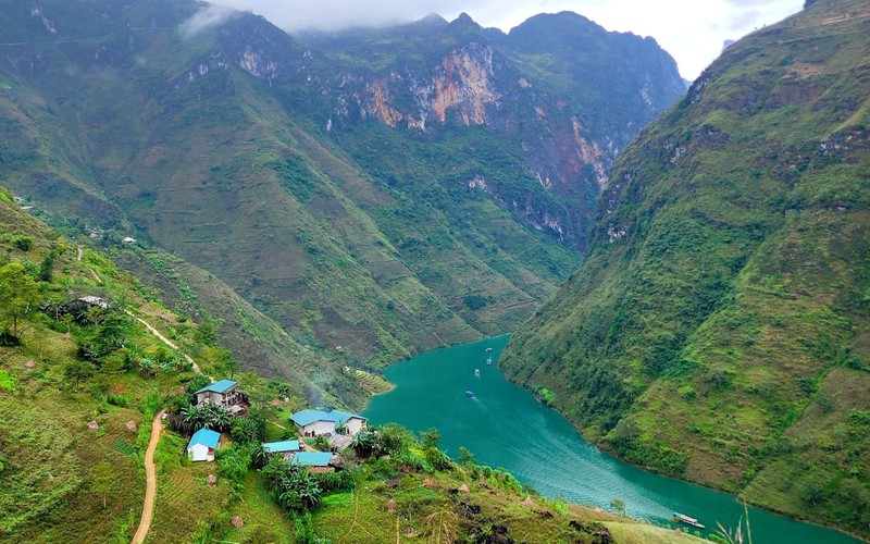 Sông Nho Quế (Hà Giang) như dải lụa xanh giữa núi non hùng vĩ luôn thu hút khách du lịch.