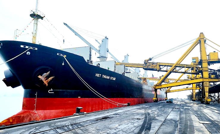 Tầu Việt Thuận Star vào xông cảng Cẩm Phả sáng mùng 1 Tết, nhận tấn than đầu tiên của năm mới đi thị trường nội địa.