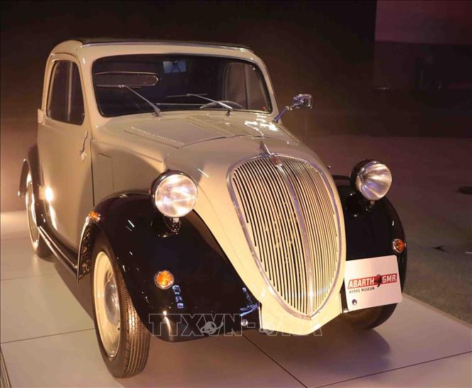 Một mẫu xe ô tô cổ được giới thiệu tại triển lãm.